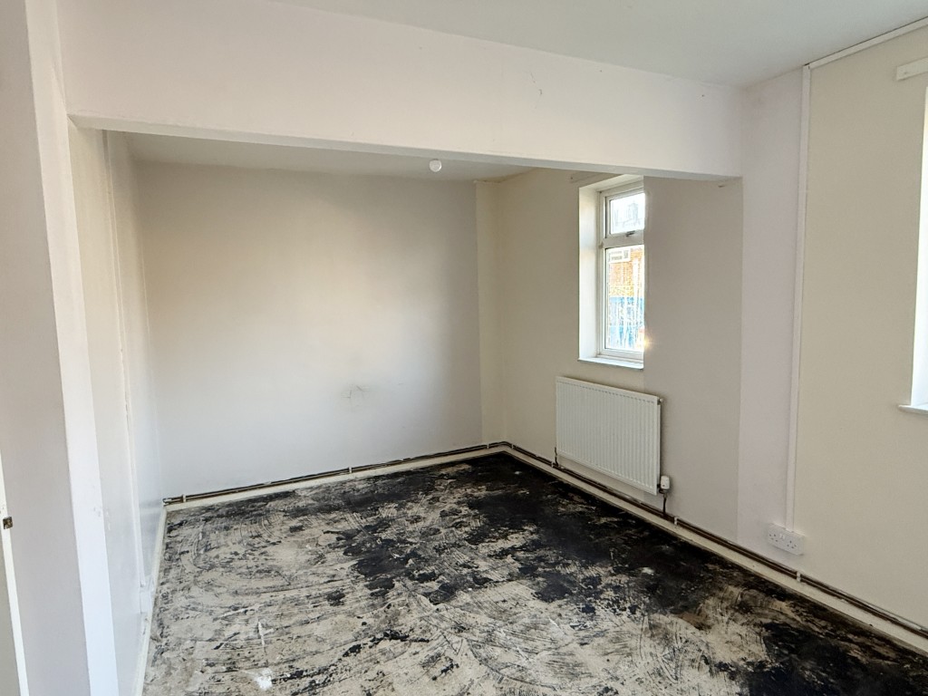 Lot: 122 - GROUND FLOOR FLAT FOR IMPROVEMENT - View to Dining Room in Flat for Improvement
